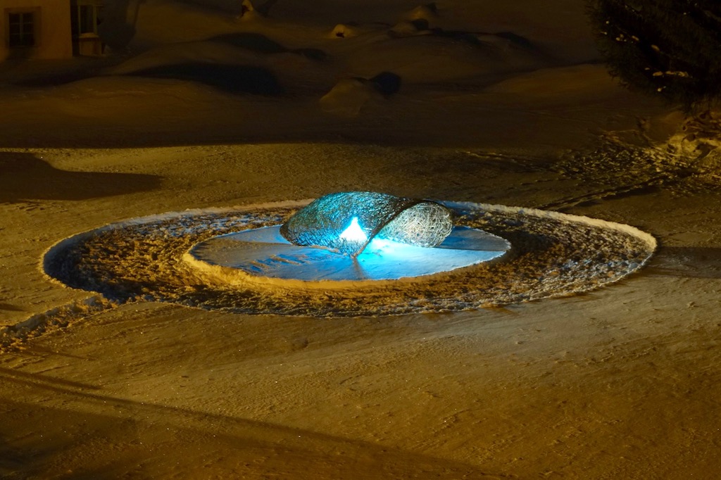 Bleu Cuttelfish, 2015,
osier, corde, neige,
3,7 x 2,8m
Le&nbsp;Valtin