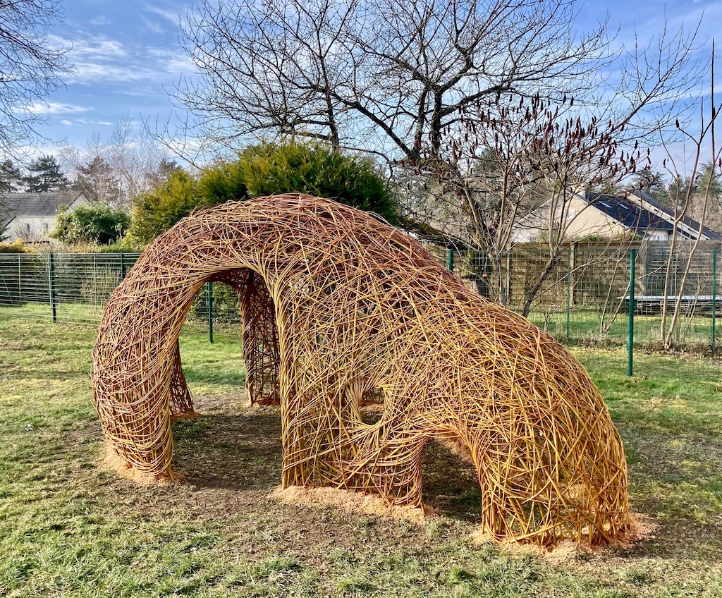 florence cannavacciuolo-cabane-vivante-contemporary-basketry-sculpture-oeuvre contemporaine-art paysage-architecture-design-vannerie-tressage-jardin-deco-construction-structure-installation artistique-environnement-materiaux naturels-patrimoine.