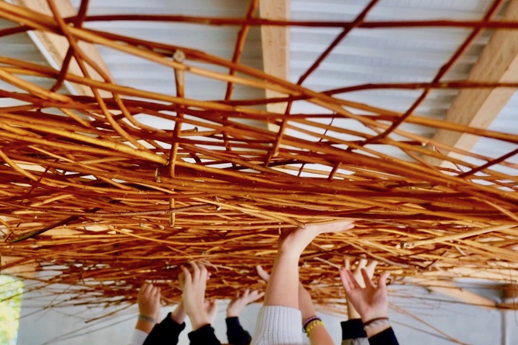 florence cannavacciuolo-projet educatif-adolescents-tressage-collectif-participatif-contemporary-basketry-sculpture-oeuvre contemporaine-art paysage-architecture-design-vannerie-tressage-jardin-deco-construction-structure-installation artistique-environnement-materiaux naturels-patrimoine.
