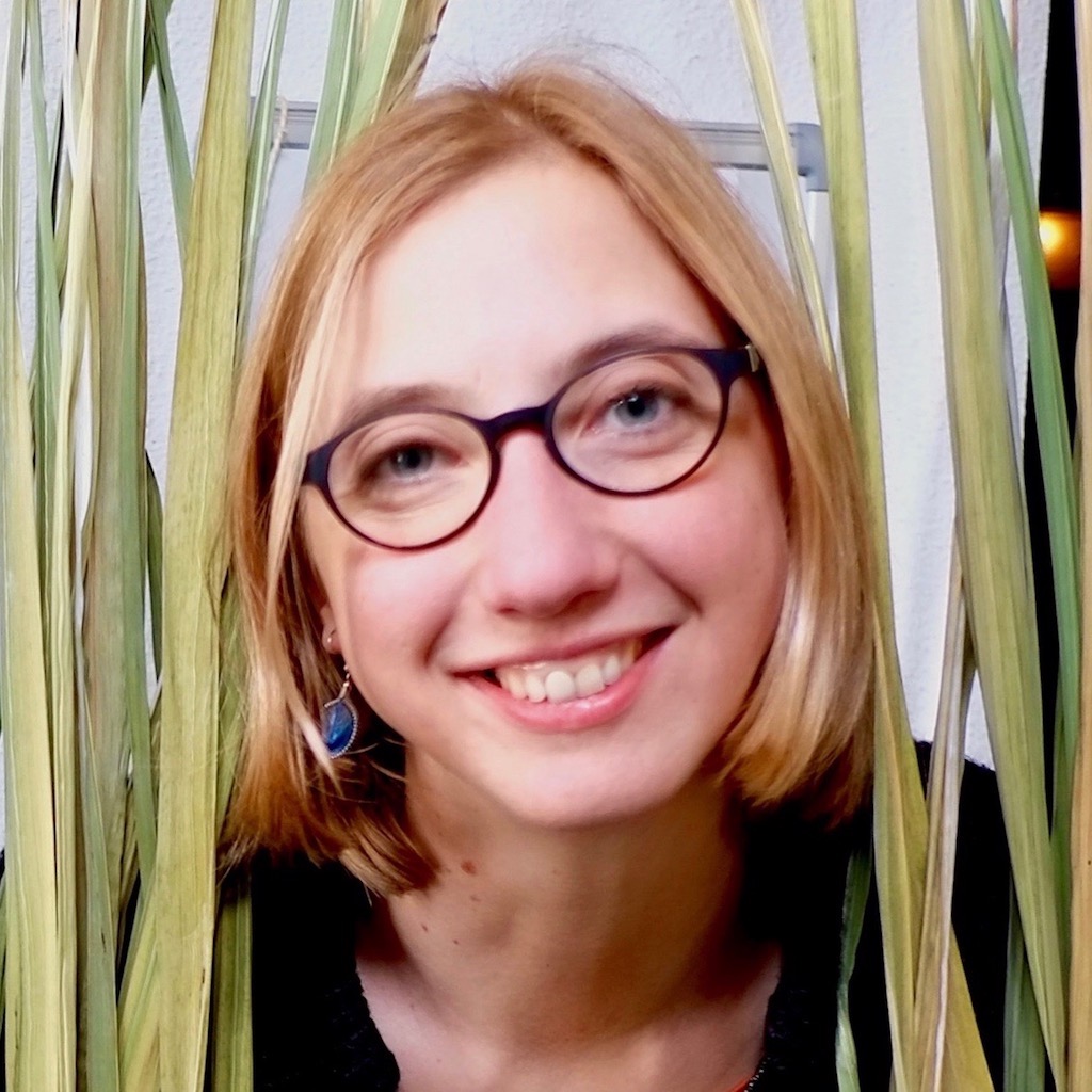 French sculptor using natural materials