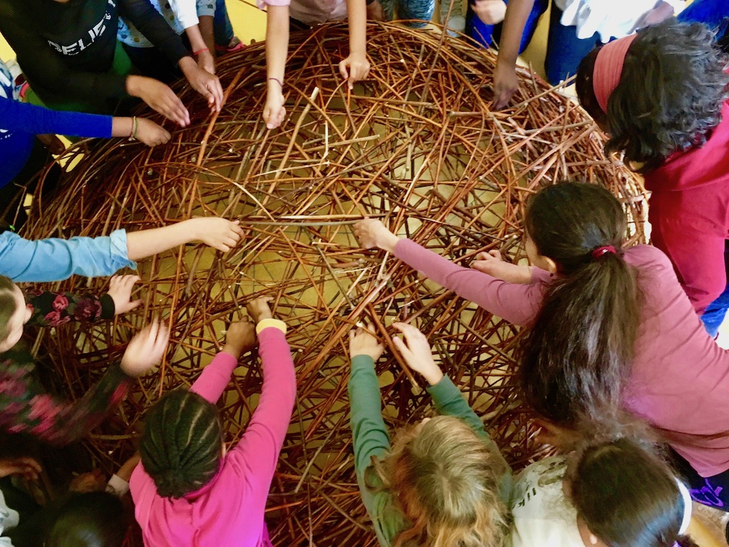 florence cannavacciuolo-projet ecucatif-enfants-tressage-collectif-participatif-contemporary-basketry-sculpture-oeuvre contemporaine-art paysage-architecture-design-vannerie-tressage-jardin-deco-construction-structure-installation artistique-environnement-materiaux naturels-patrimoine.